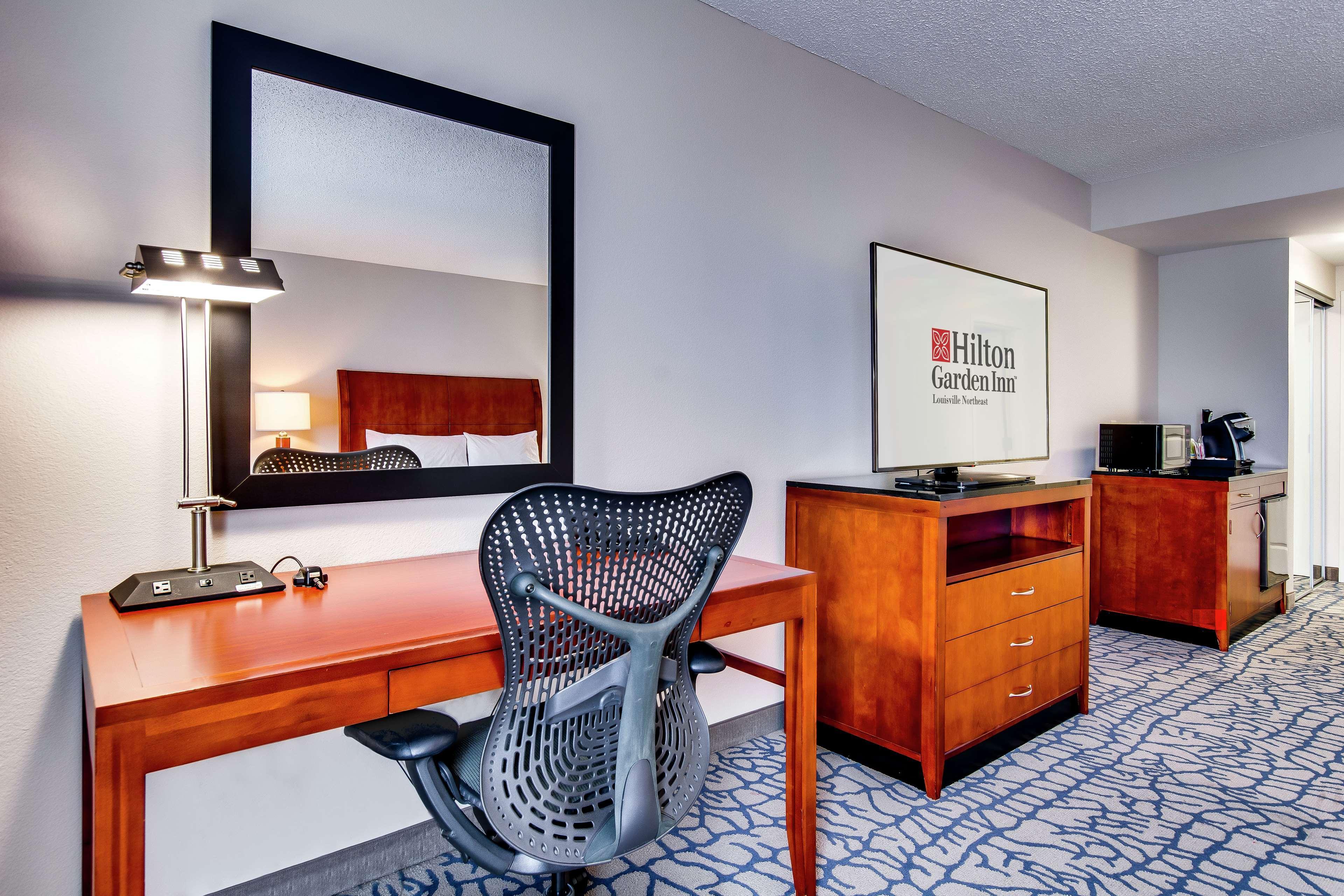 Hilton Garden Inn Louisville-Northeast Exterior foto